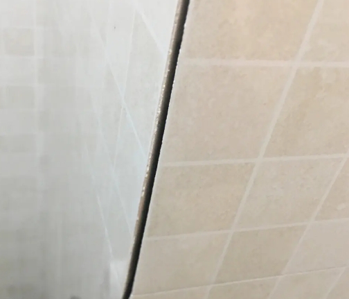 乌拉特后瓷砖空鼓维修公司分享阳台瓷砖脱落的修复过程可以分为以下几个步骤