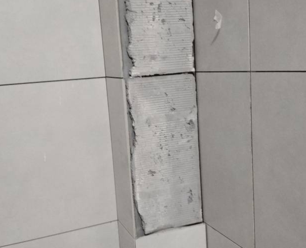 乌拉特后瓷砖空鼓维修公司分享下瓷砖施工前基层浇水润湿程度不足，可能导致以下问题